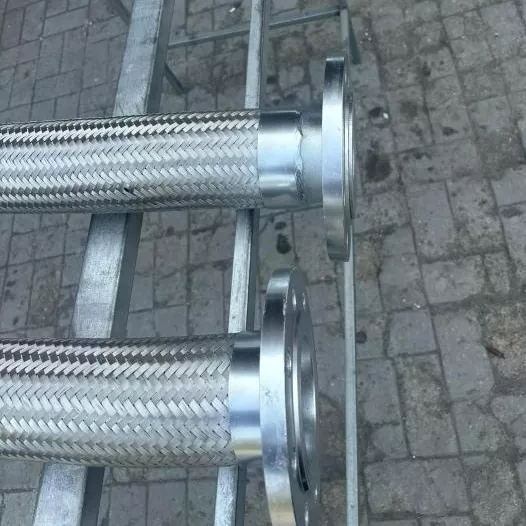 Valovita fleksibilna kovinska cev Valovita fleksibilna kovinska cev